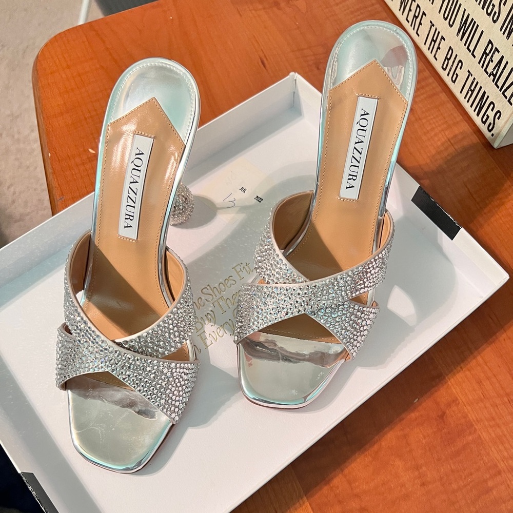 Dimensions: Heel: 9cm

100% Goat Leather, 100% Satin, 100% Crystals.